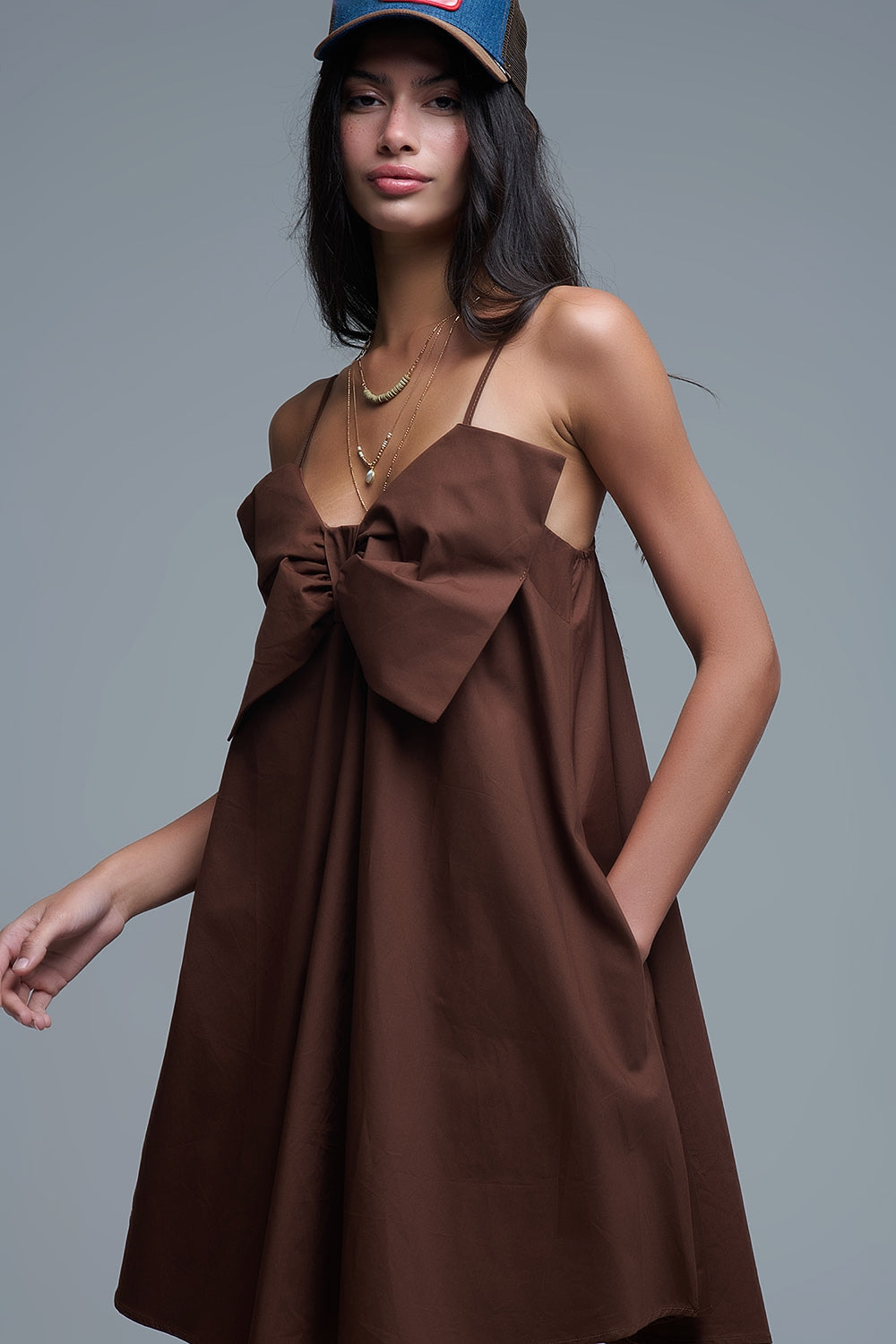 Minivestido de popelina castanho com um grande laço