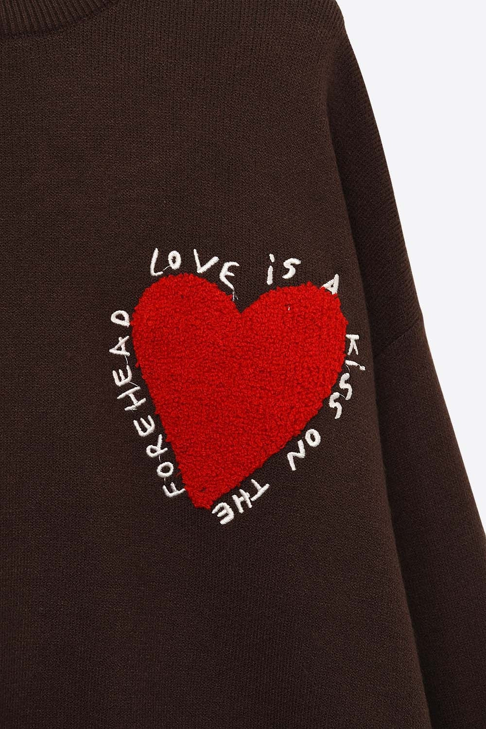 Sweatshirt de malha com coração bordado e texto em castanho