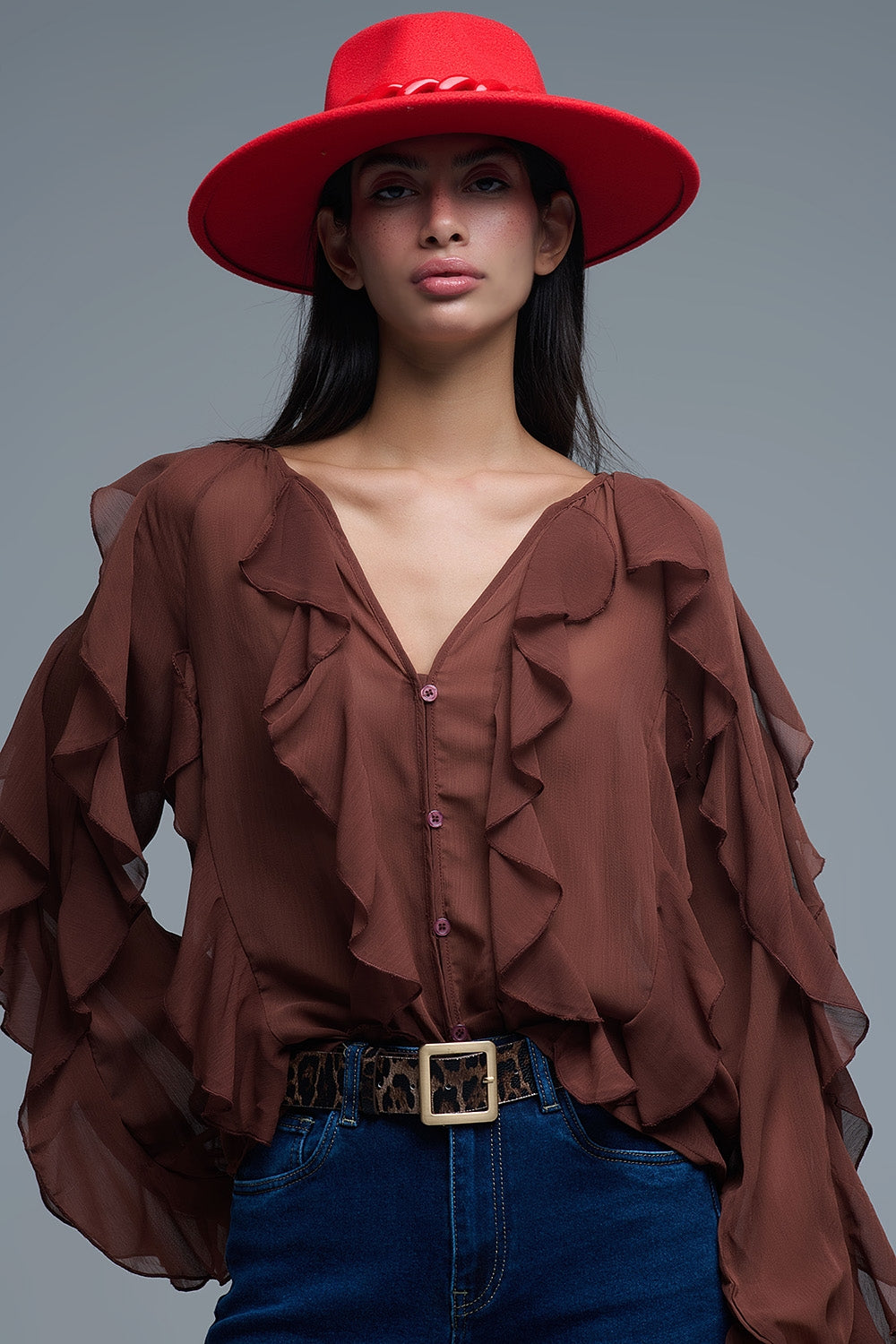 Blusa castanha de chiffon com decote em V e folhos
