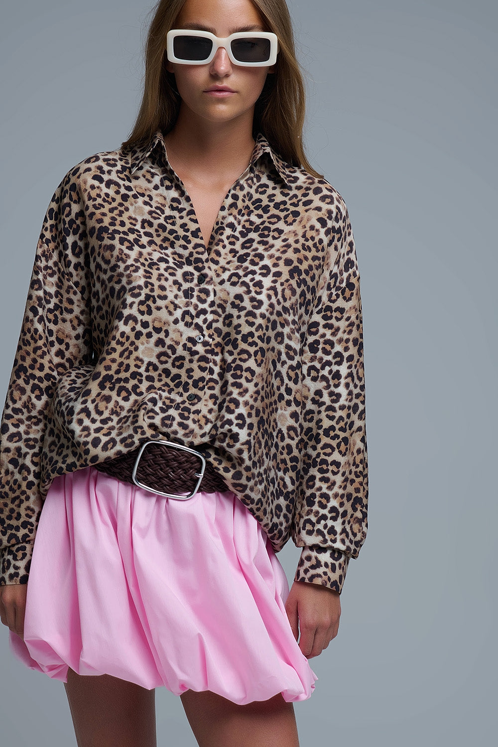 Camisa com botões de tamanho grande com estampado de leopardo