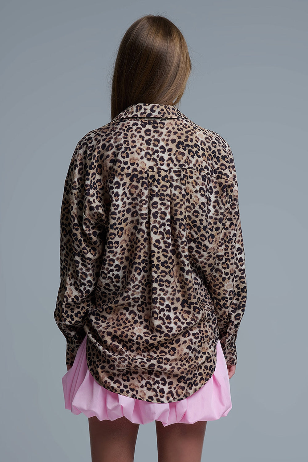 Camisa com botões de tamanho grande com estampado de leopardo
