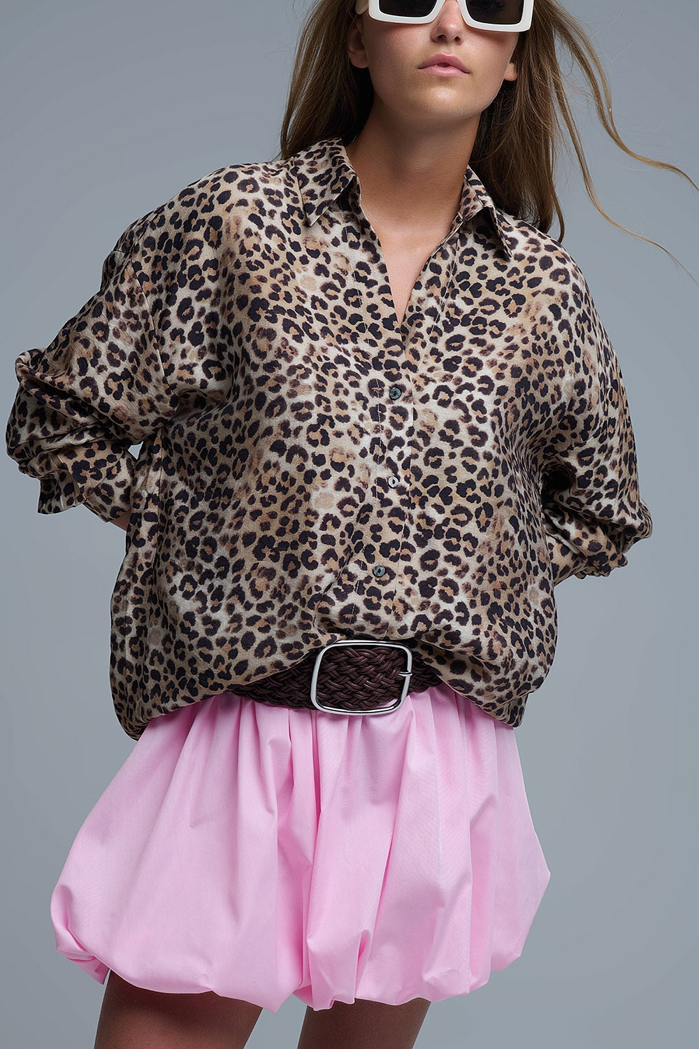 Camisa com botões de tamanho grande com estampado de leopardo