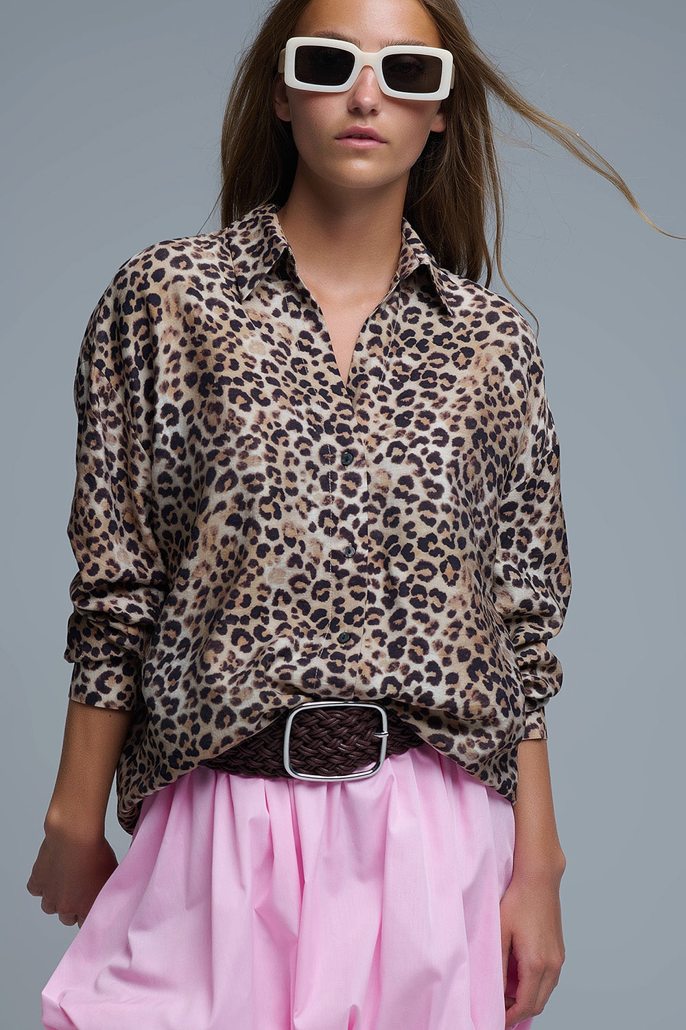 Camisa com botões de tamanho grande com estampado de leopardo