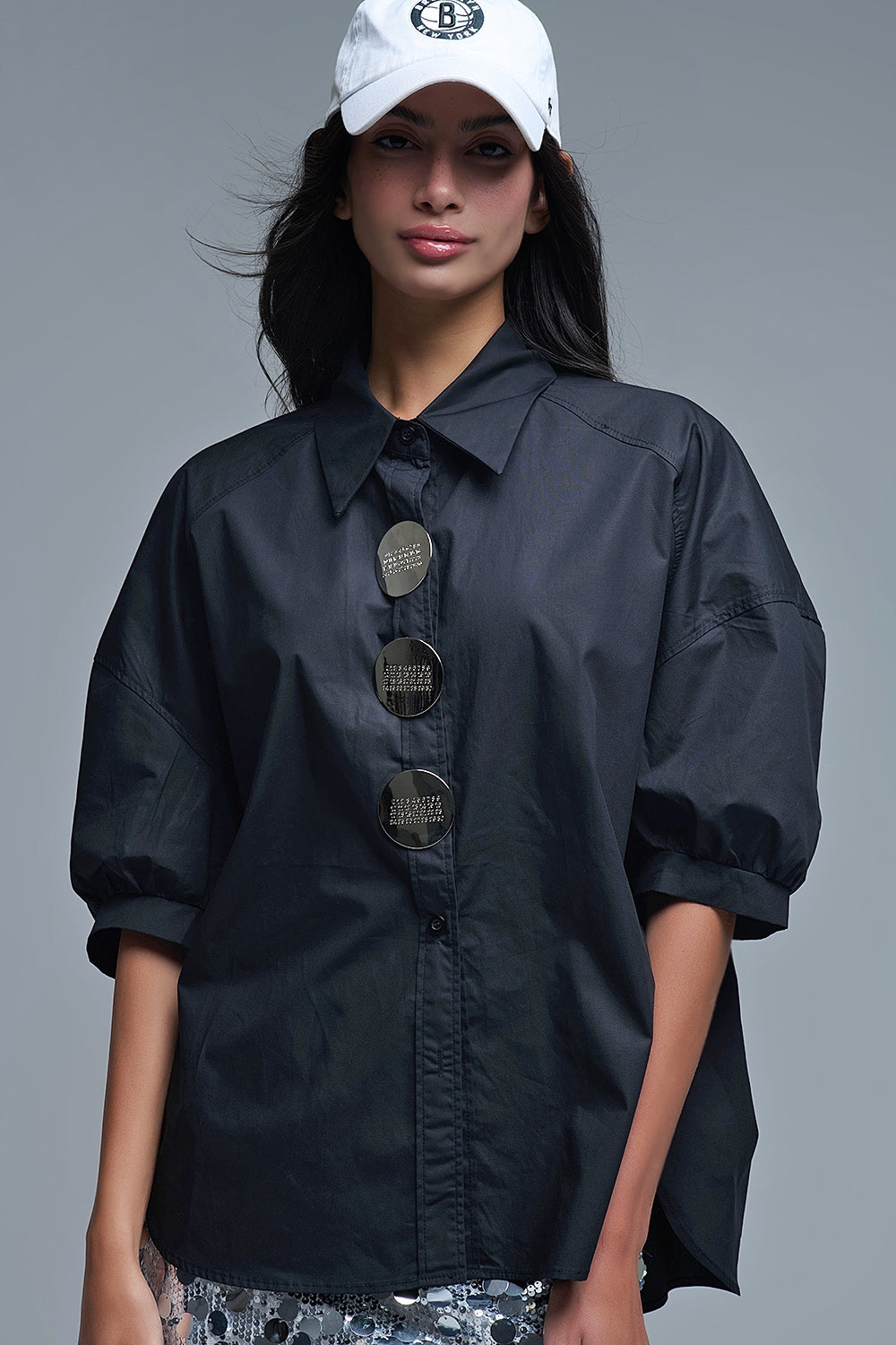 Camisa de popelina de manga 3/4 descontraída com pormenor de botões em preto