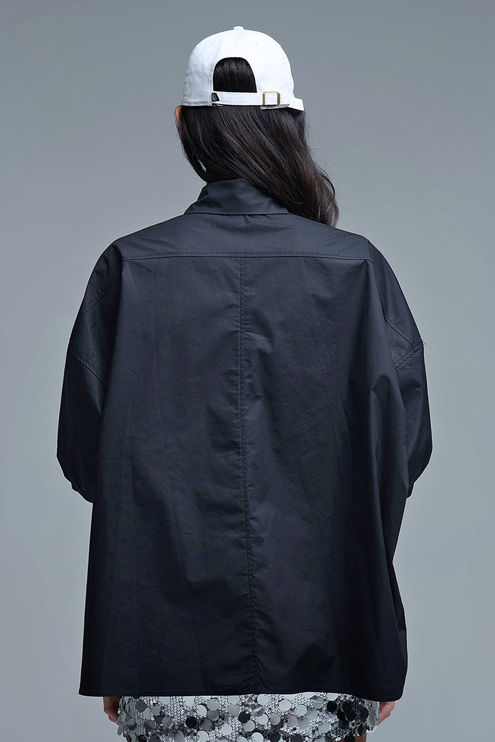 Camisa de popelina de manga 3/4 descontraída com pormenor de botões em preto