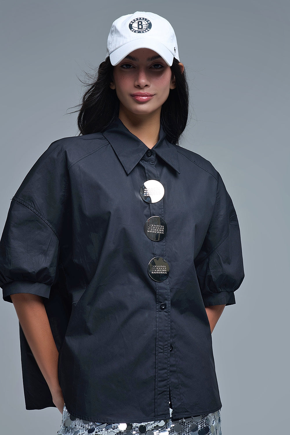 Camisa de popelina de manga 3/4 descontraída com pormenor de botões em preto