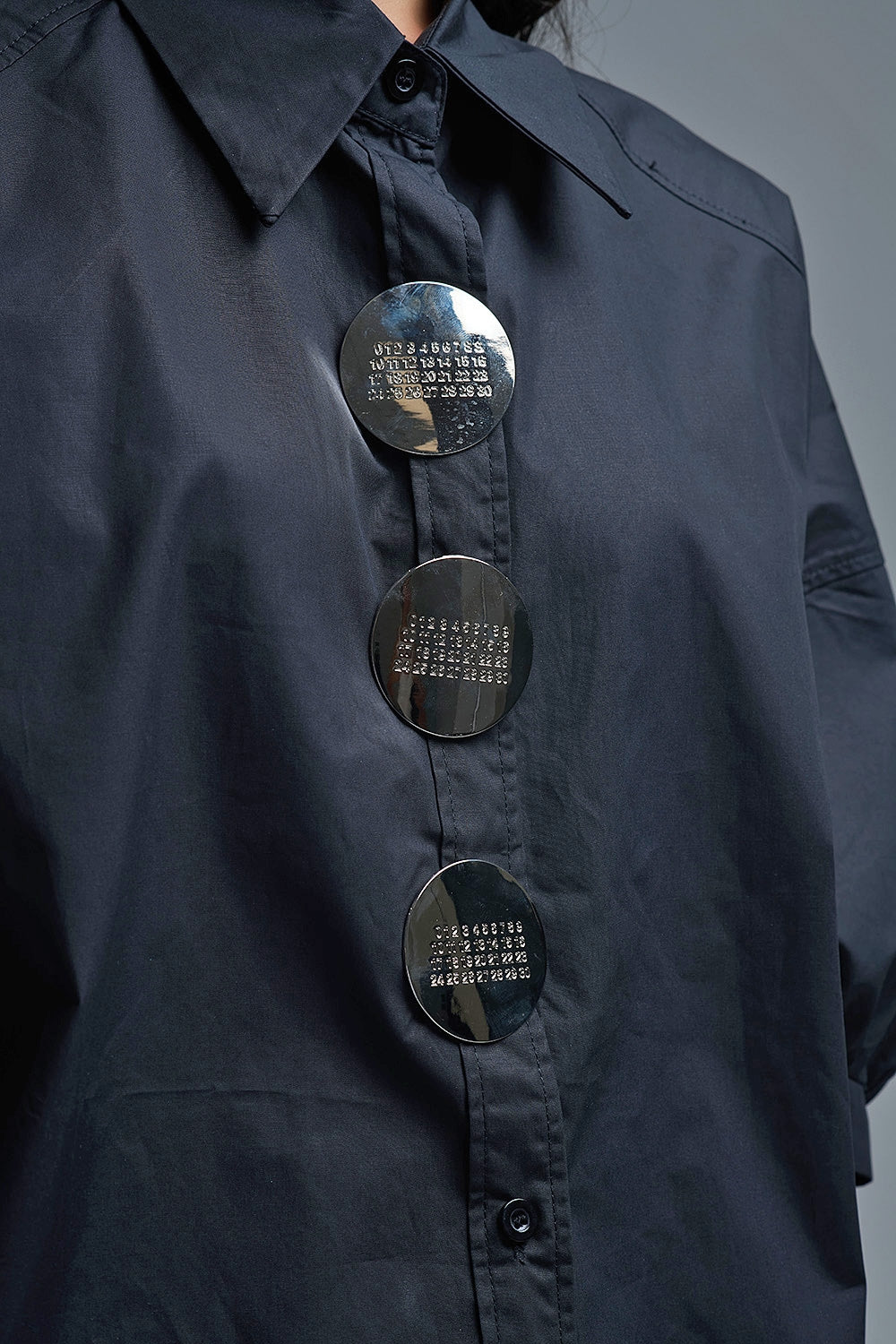 Camisa de popelina de manga 3/4 descontraída com pormenor de botões em preto