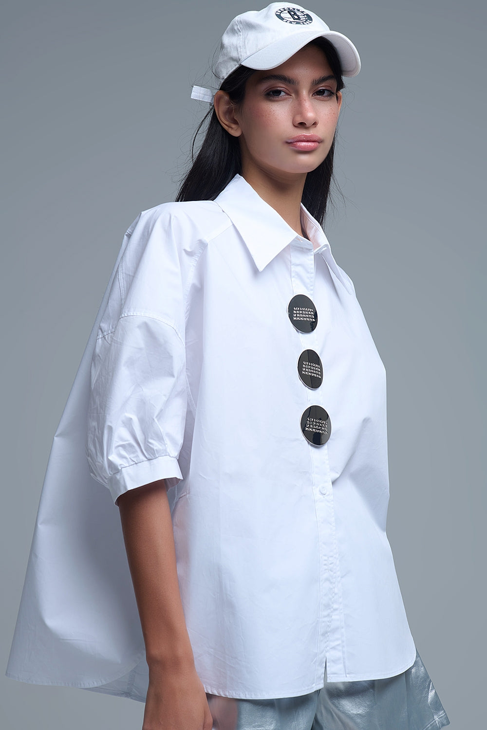 Camisa de popelina de manga 3/4 descontraída com pormenor de botões em branco