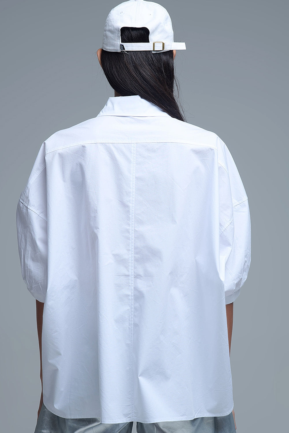 Camisa de popelina de manga 3/4 descontraída com pormenor de botões em branco