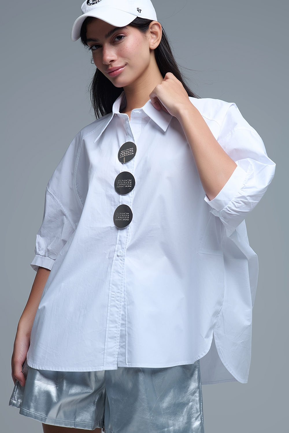 Camisa de popelina de manga 3/4 descontraída com pormenor de botões em branco