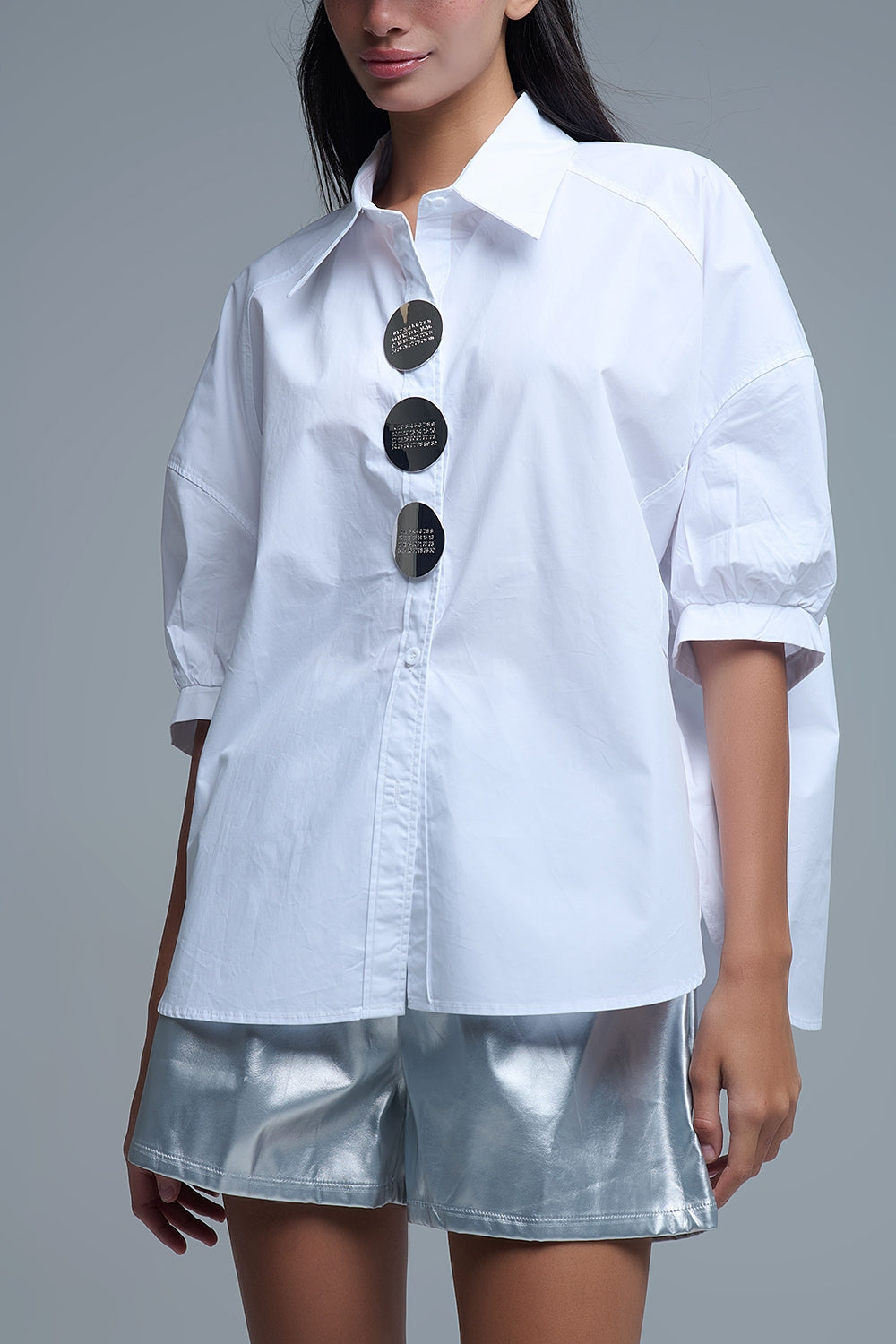 Camisa de popelina de manga 3/4 descontraída com pormenor de botões em branco