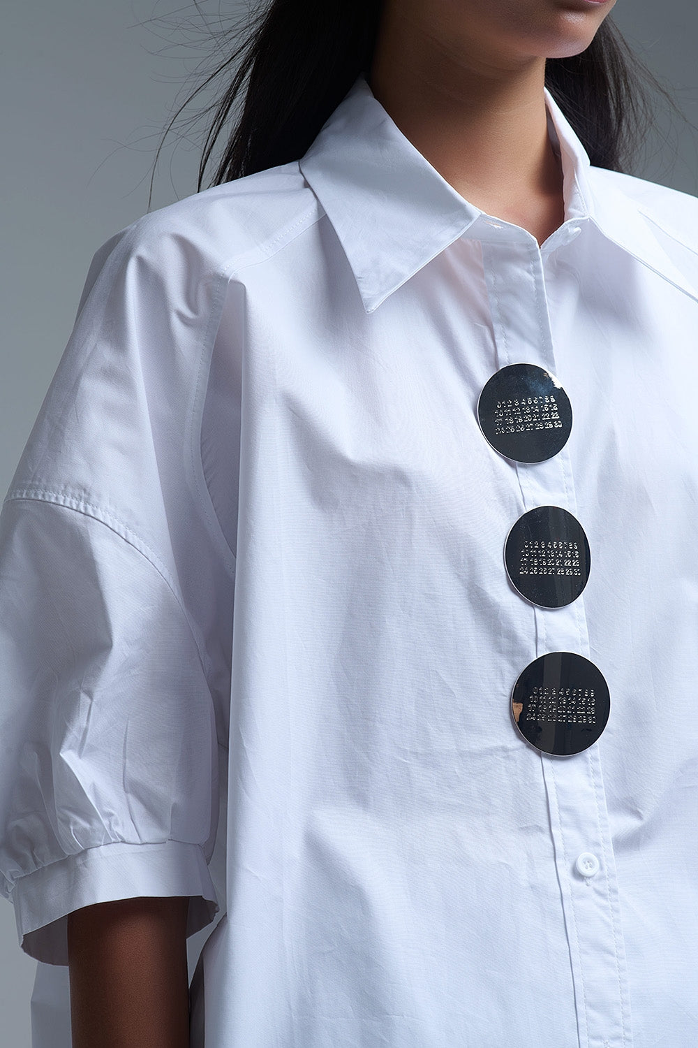 Camisa de popelina de manga 3/4 descontraída com pormenor de botões em branco