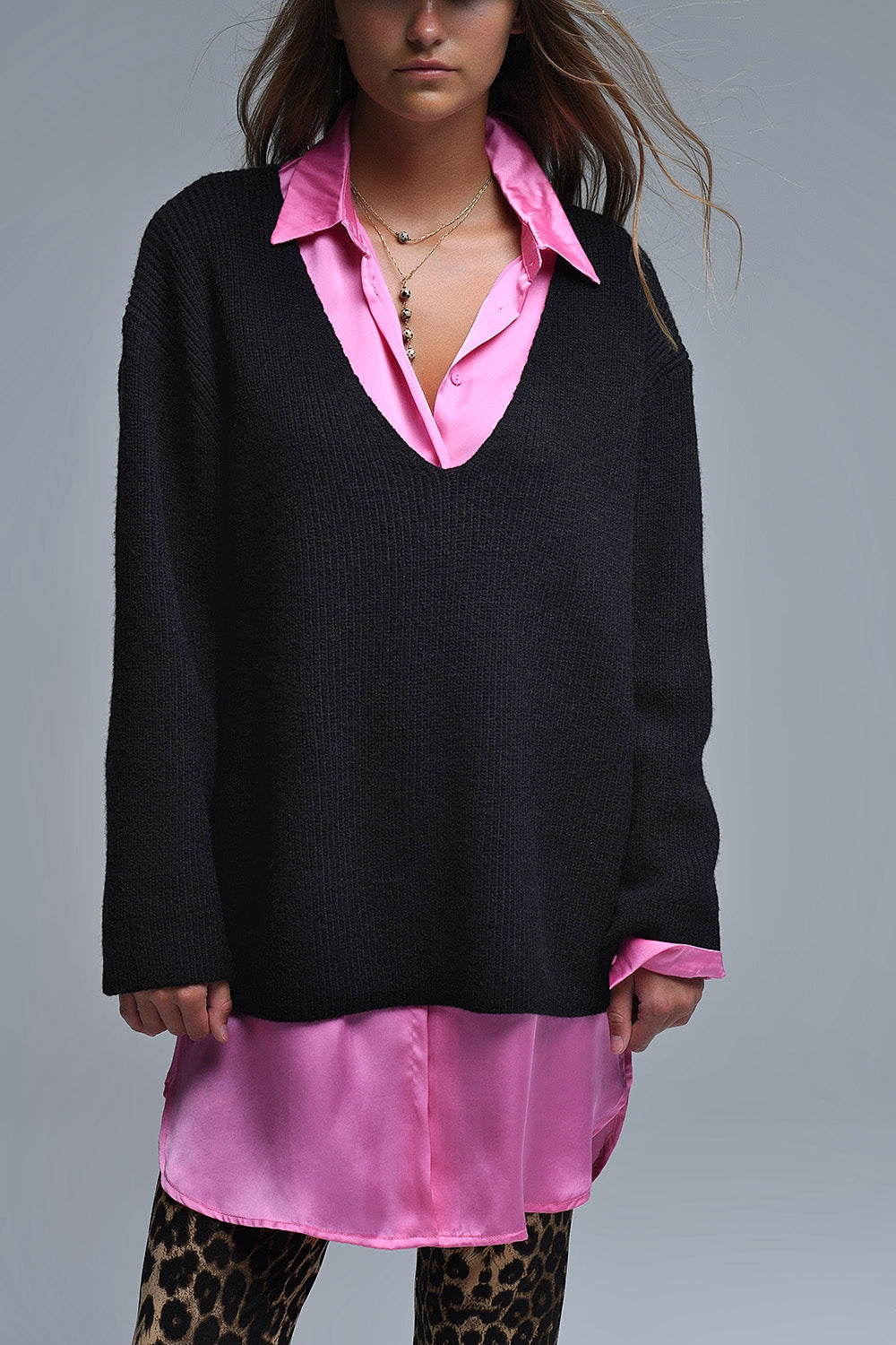 Camisola fina com decote em V superdimensionada em preto