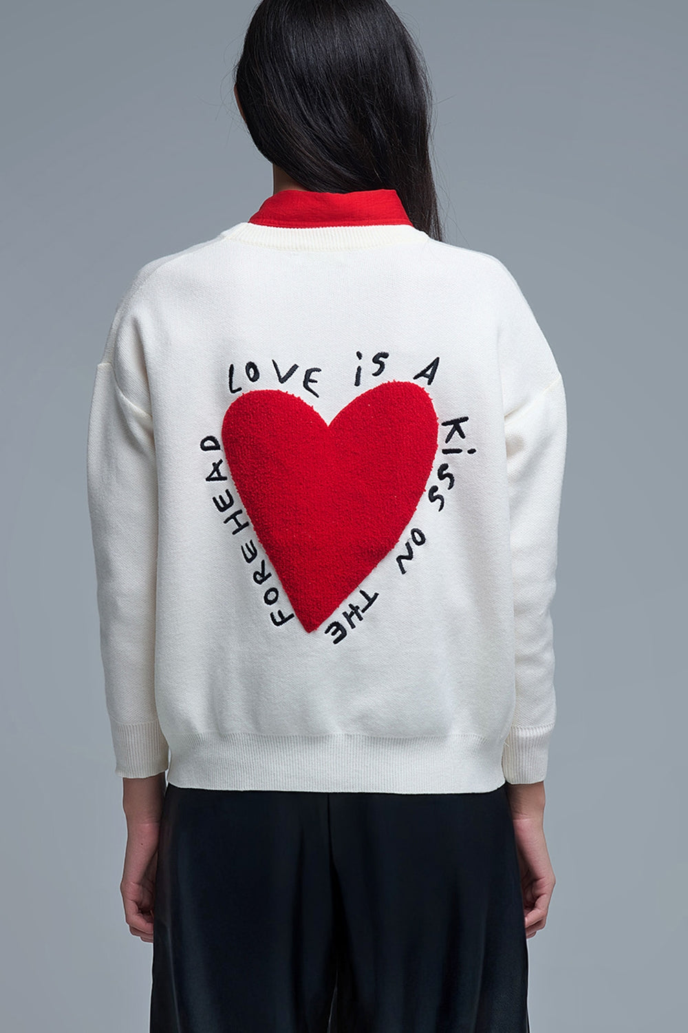 Sweatshirt de malha com coração bordado e texto em creme