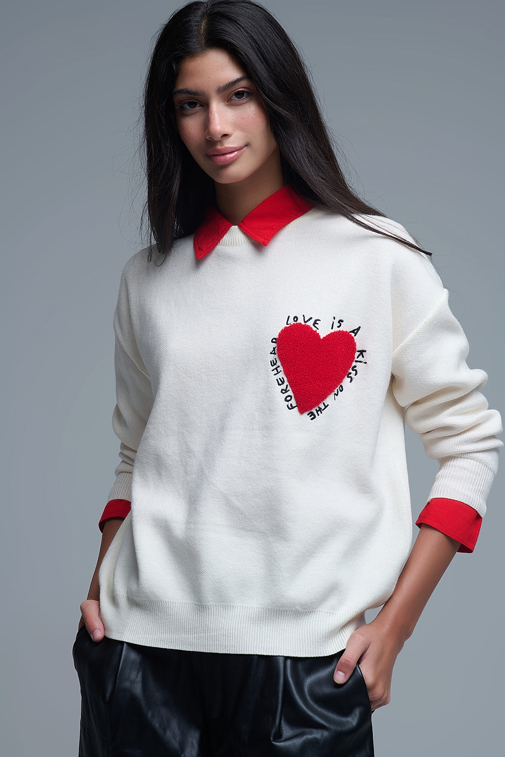 Sweatshirt de malha com coração bordado e texto em creme