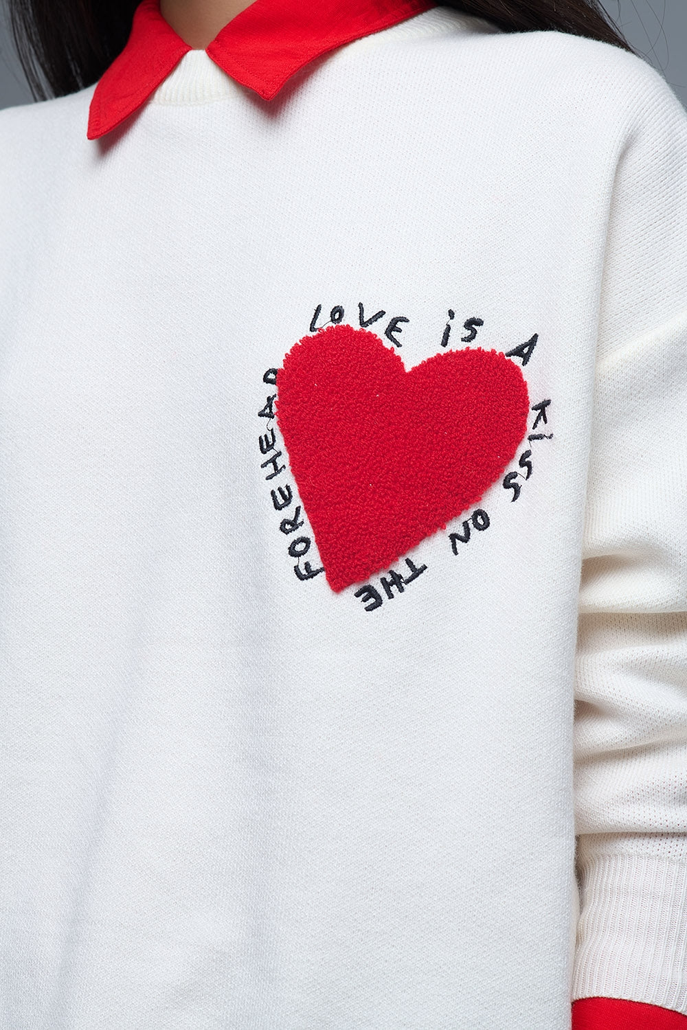 Sweatshirt de malha com coração bordado e texto em creme