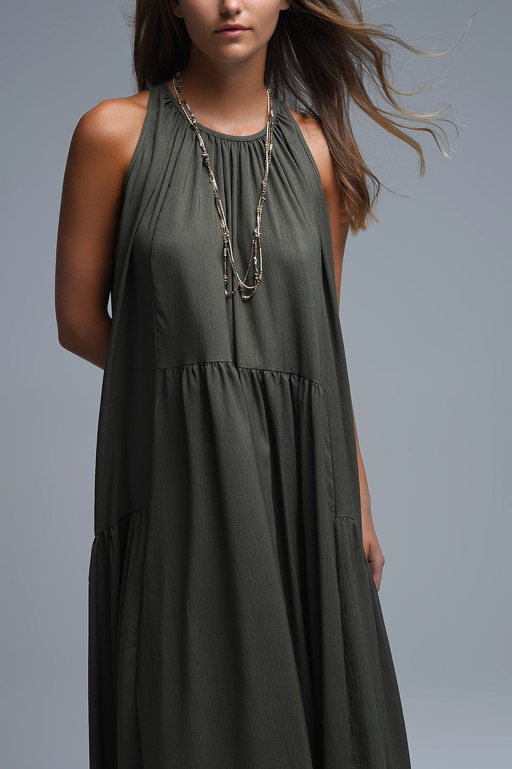 Vestido maxi cáqui com decote haltere e pormenores de costura