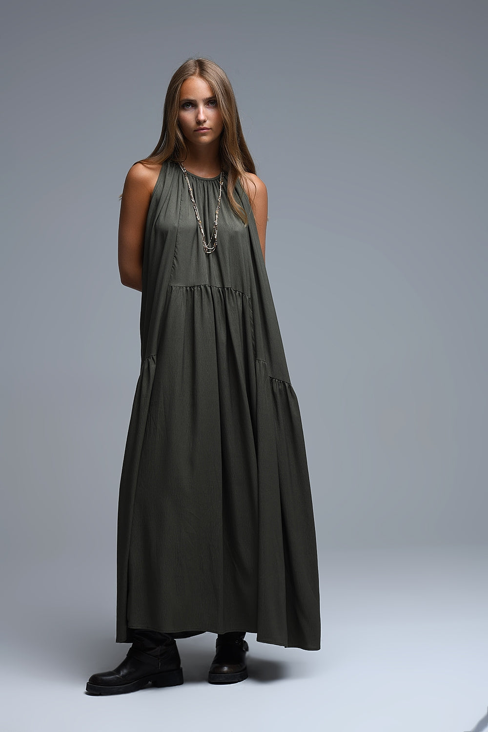 Vestido maxi cáqui com decote haltere e pormenores de costura