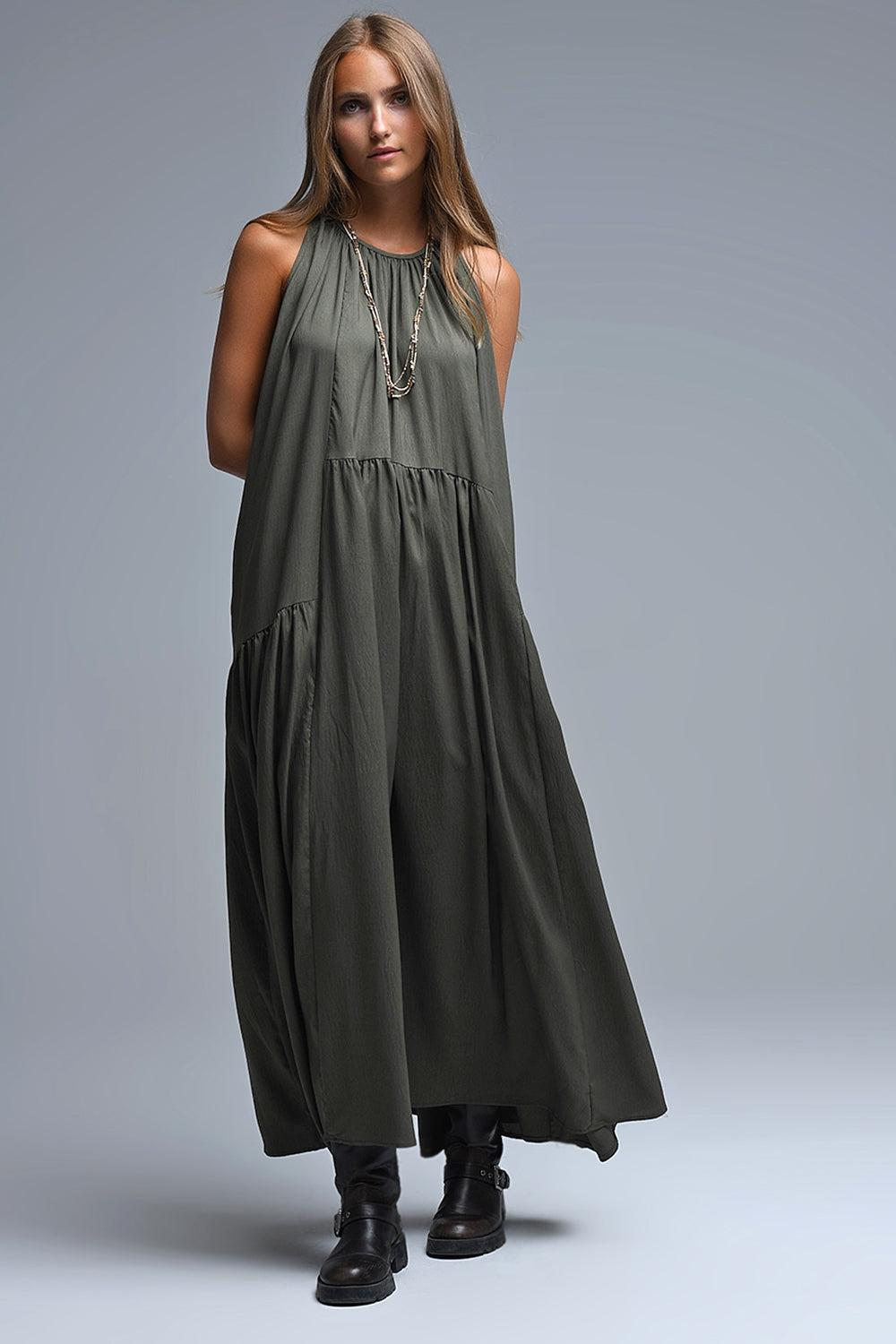 Vestido maxi cáqui com decote haltere e pormenores de costura