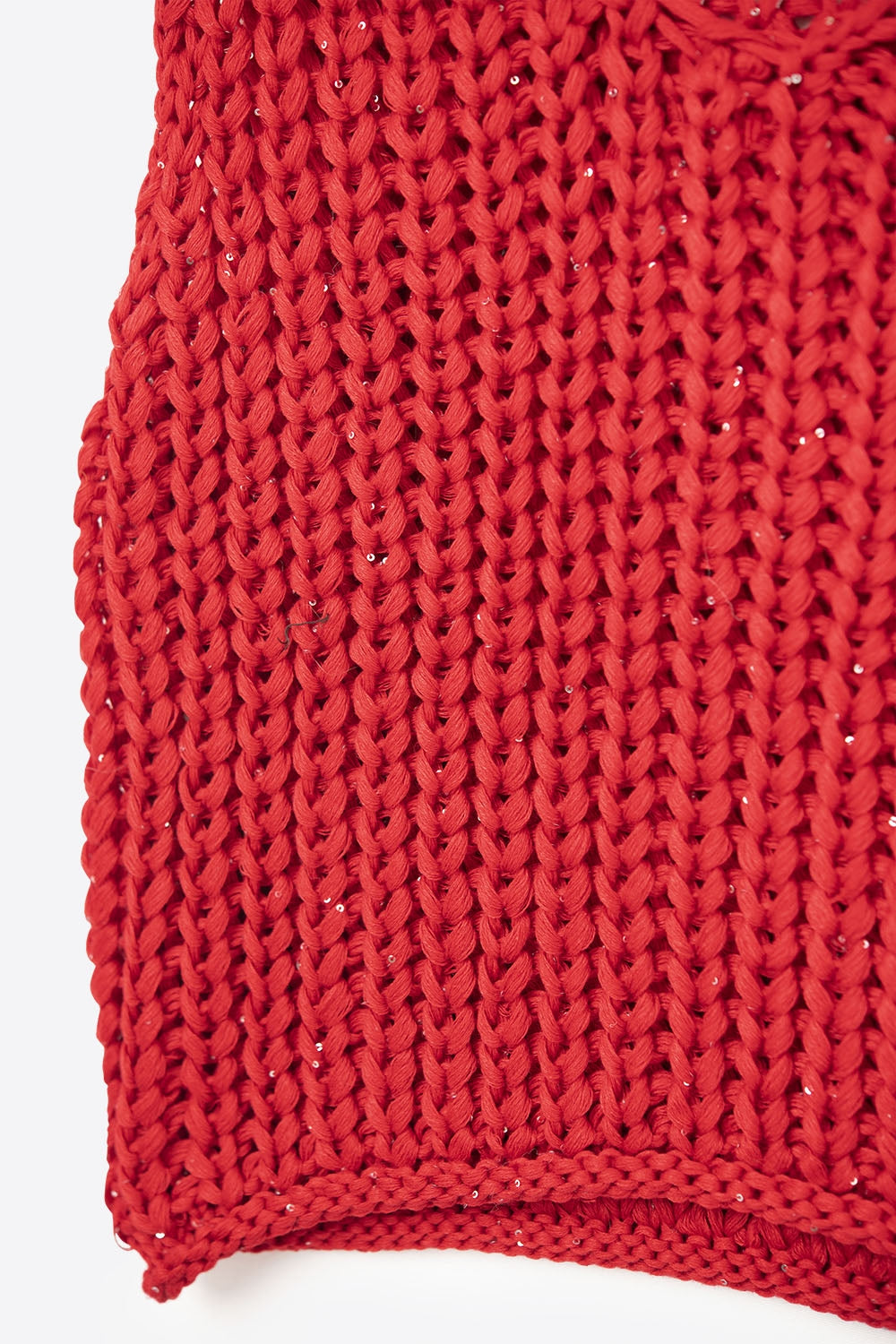 Colete em croché vermelho com fio de lantejoulas