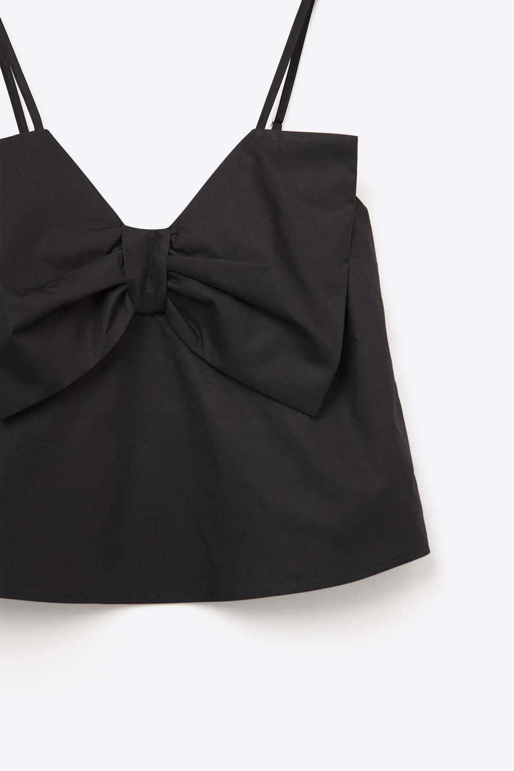 Top de popelina preto com pormenor de laço