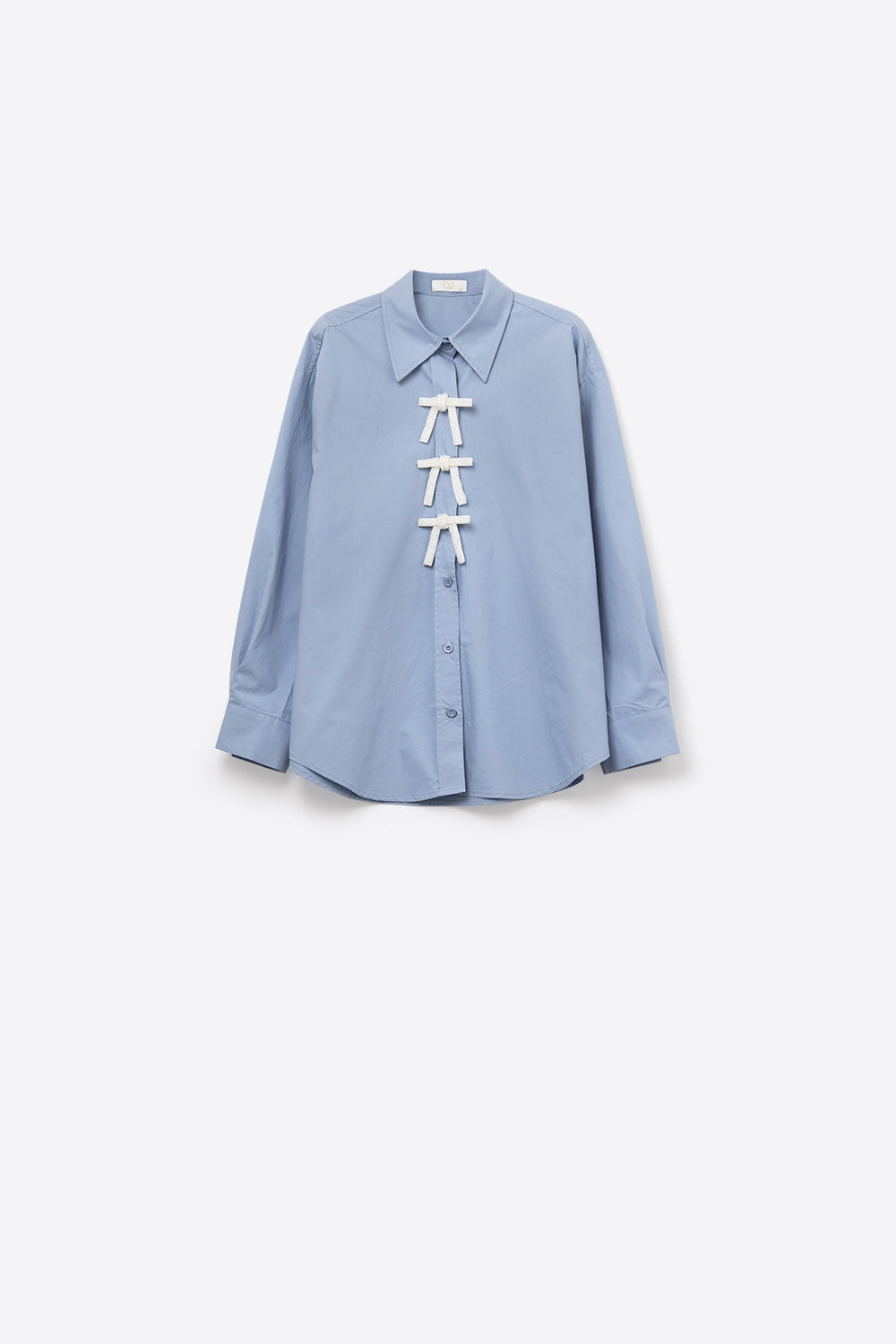 Camisa de popelina azul de tamanho grande com botões de laço brancos com brilhantes