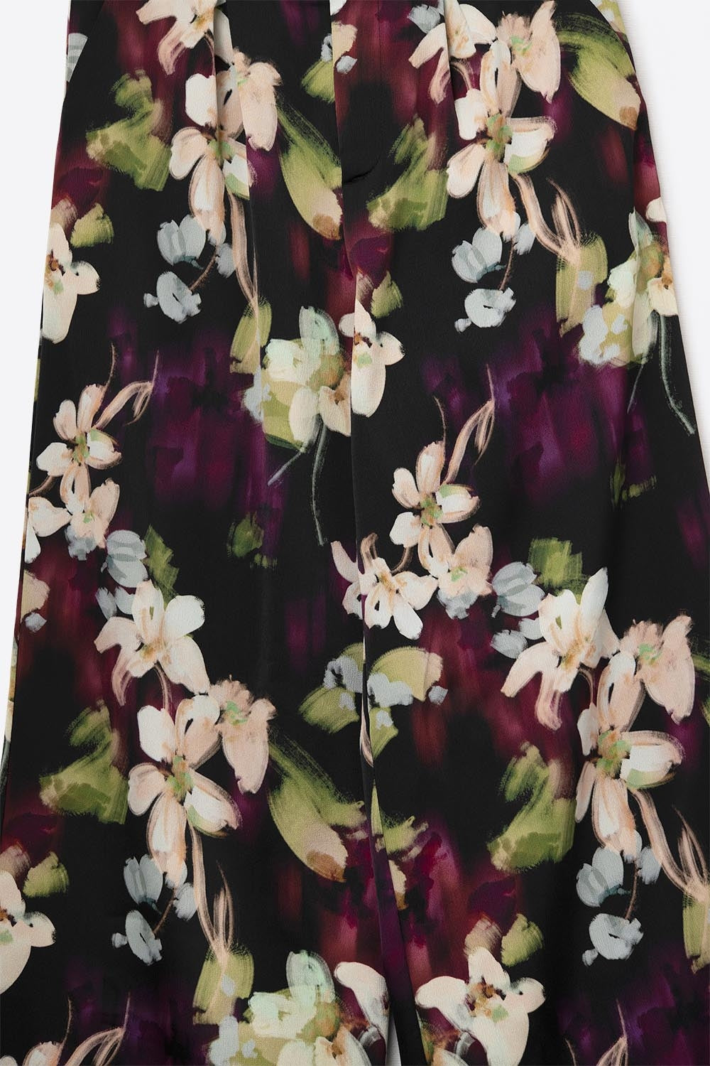 Calças fluidas com estampado floral em tecido acetinado com bolsos laterais