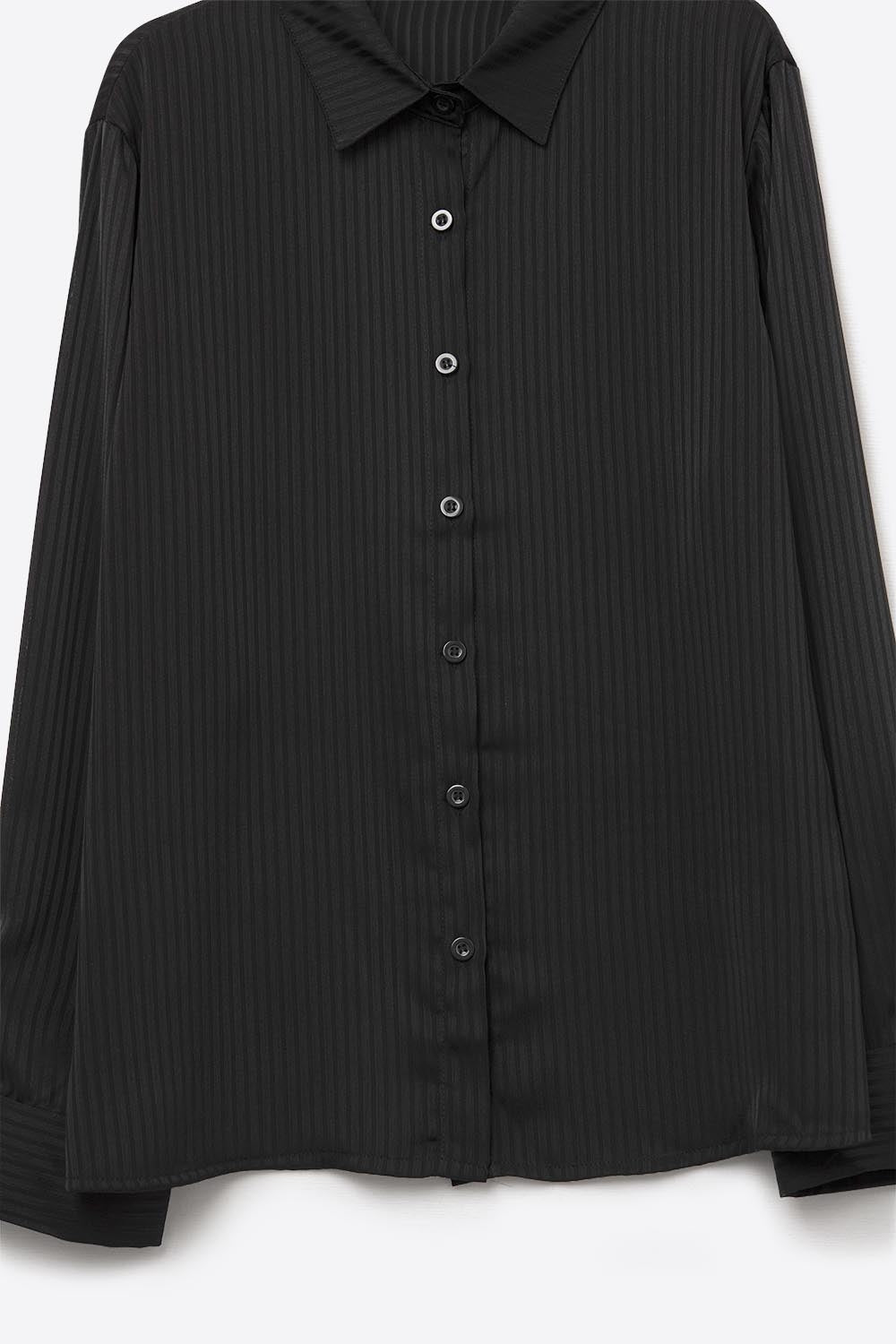 Camisa elegante de cetim às riscas pretas