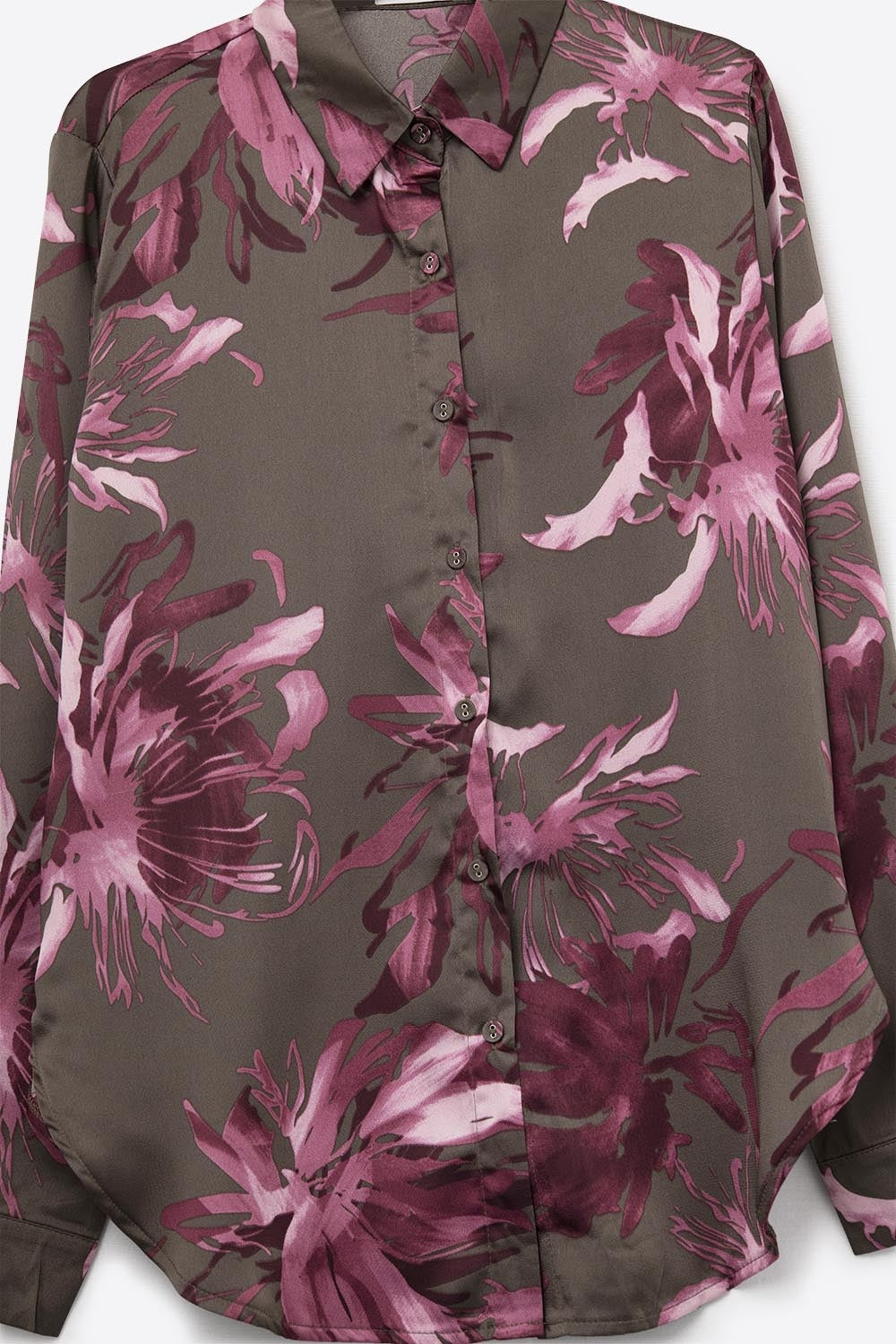 Camisa de cetim cinzenta com estampado floral e botões