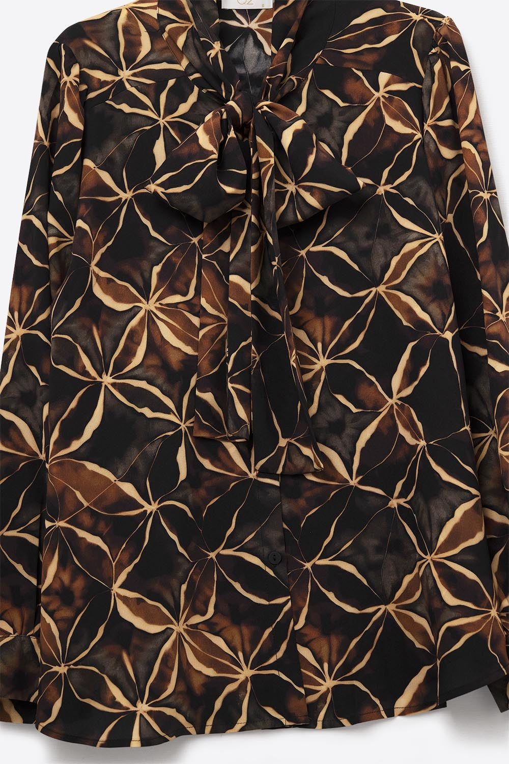 Camisa de chiffon preta com estampado abstrato e laço com nó
