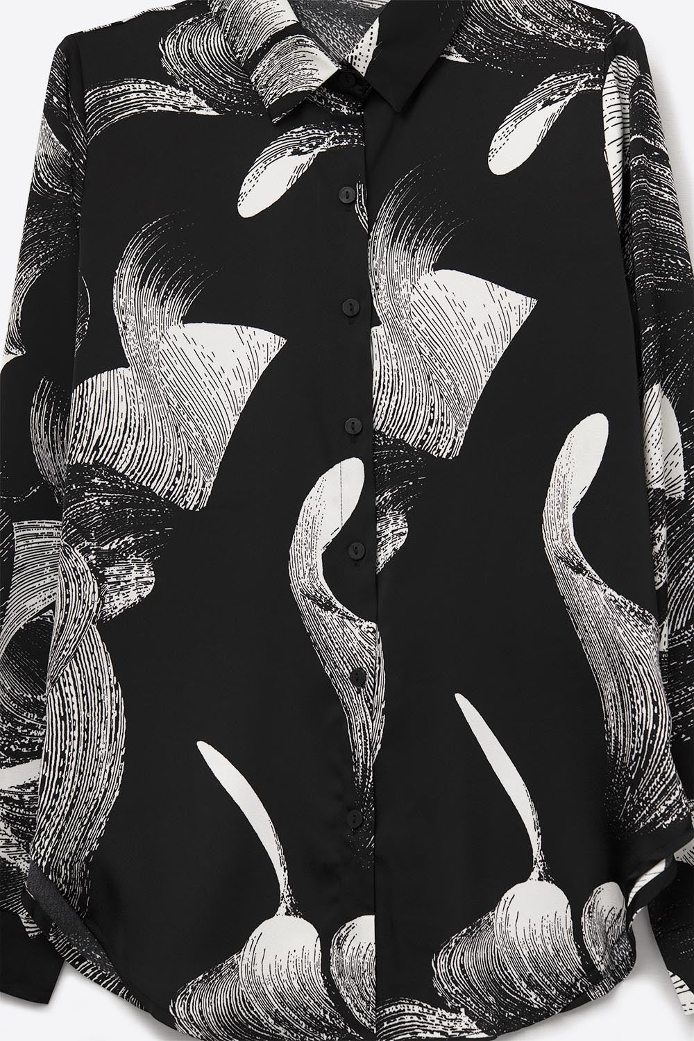 Blusa de cetim preta com estampado abstrato