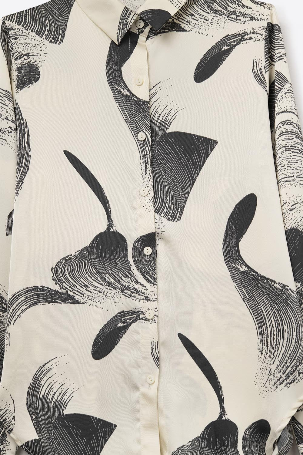 Camisa de Cetim com Estampa Abstrata Creme de Caimento Solto