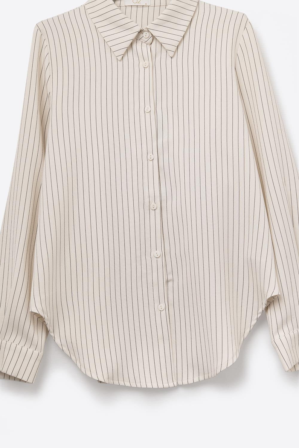 Camisa sofisticada de gola alta com riscas em creme