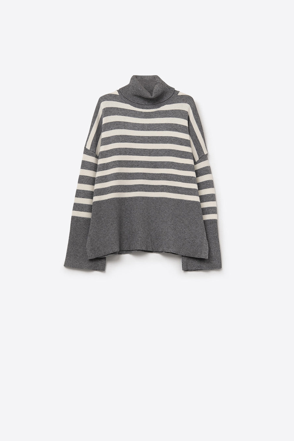 Camisola de gola alta cinzenta com riscas brancas e fendas laterais