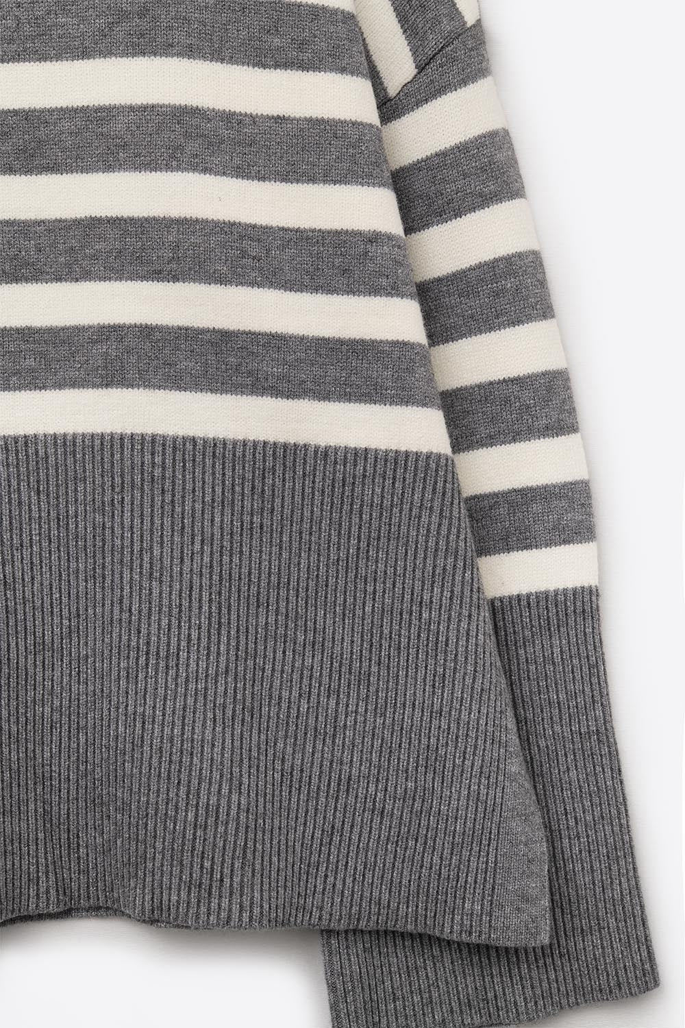 Camisola de gola alta cinzenta com riscas brancas e fendas laterais