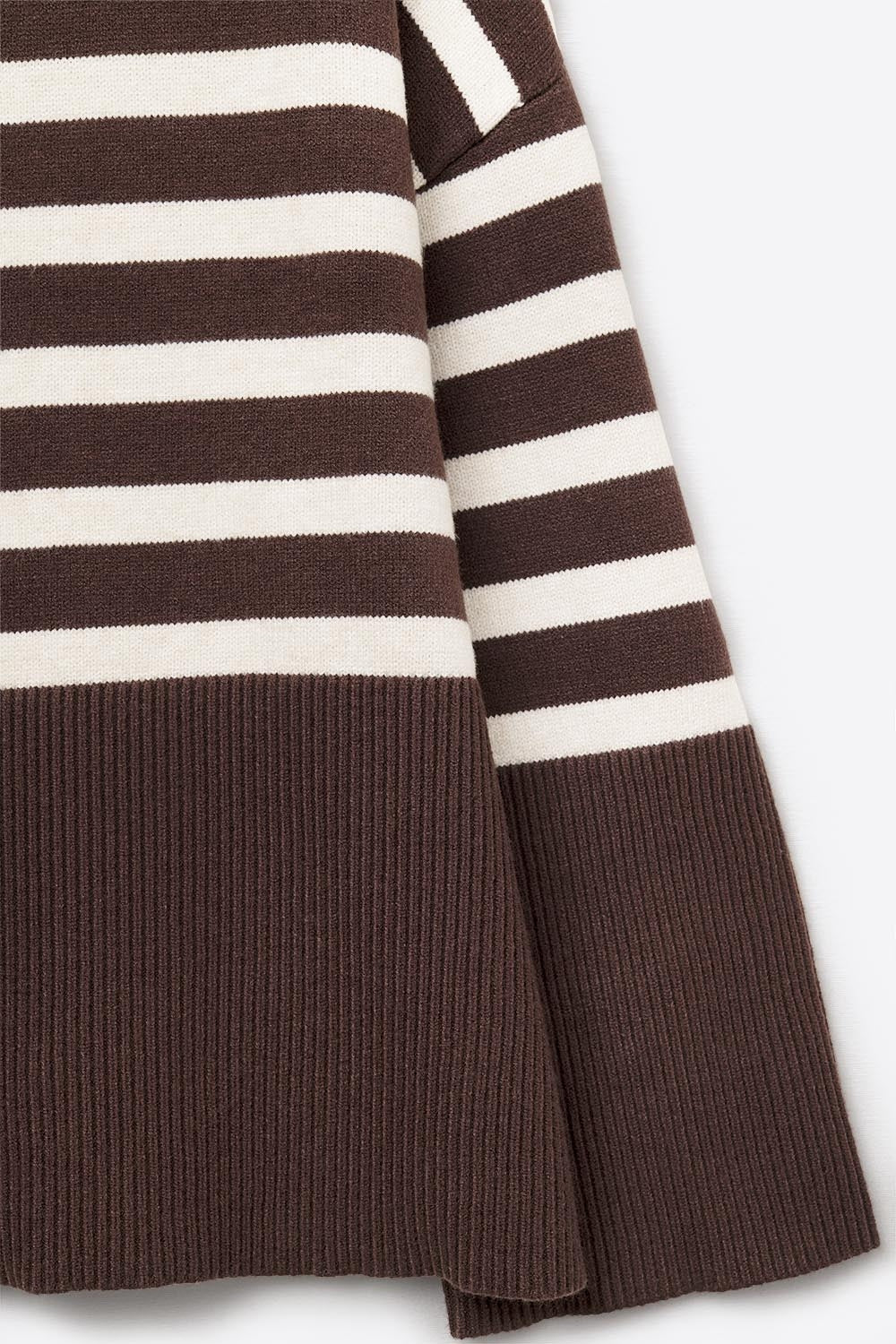 Camisola de gola alta castanha com riscas brancas e fendas laterais