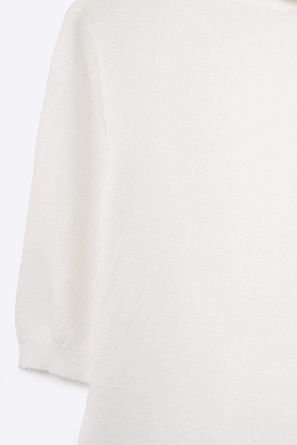 Camisola de malha fina em branco com gola alta e mangas até ao cotovelo