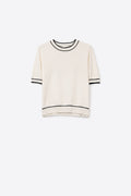 Camisola branca de manga curta com pormenor de linha preta
