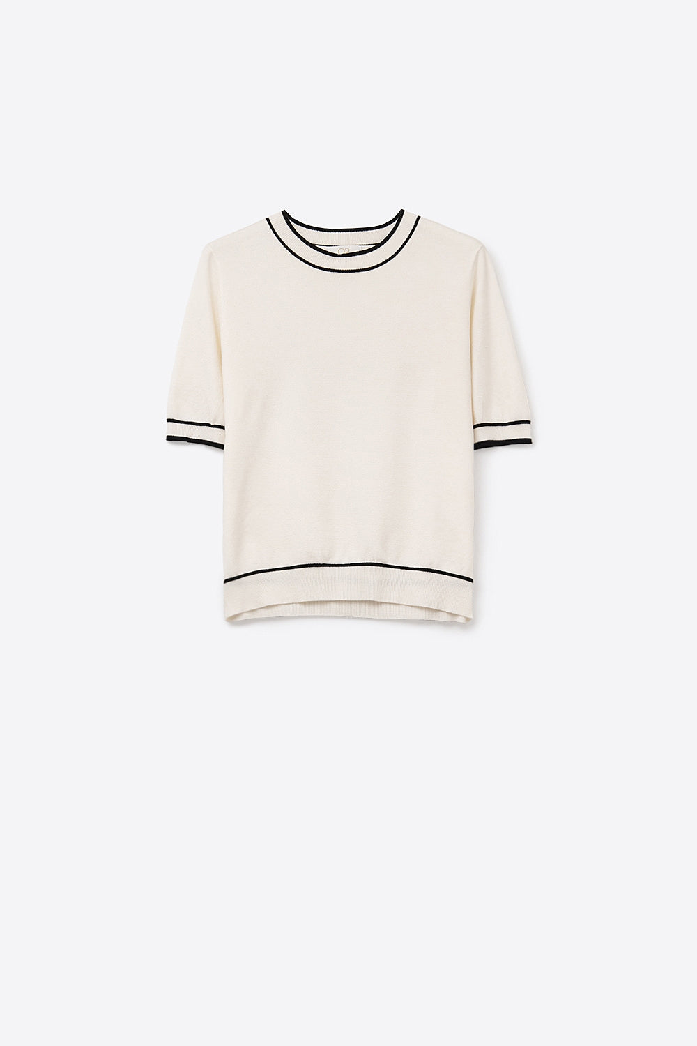 Camisola branca de manga curta com pormenor de linha preta