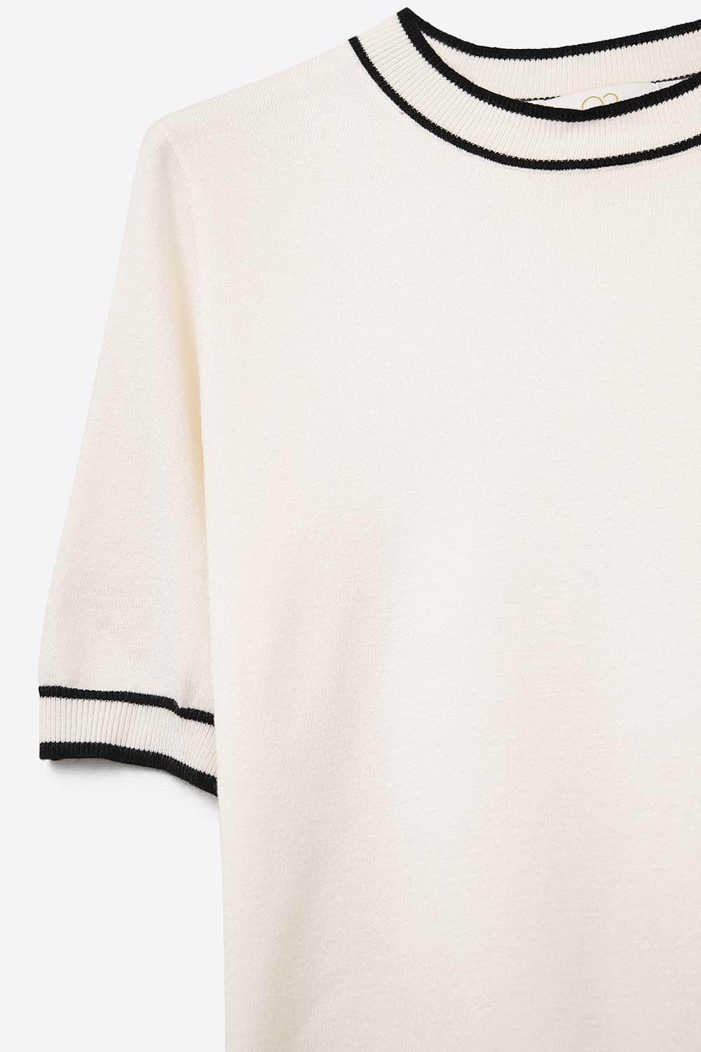 Camisola branca de manga curta com pormenor de linha preta