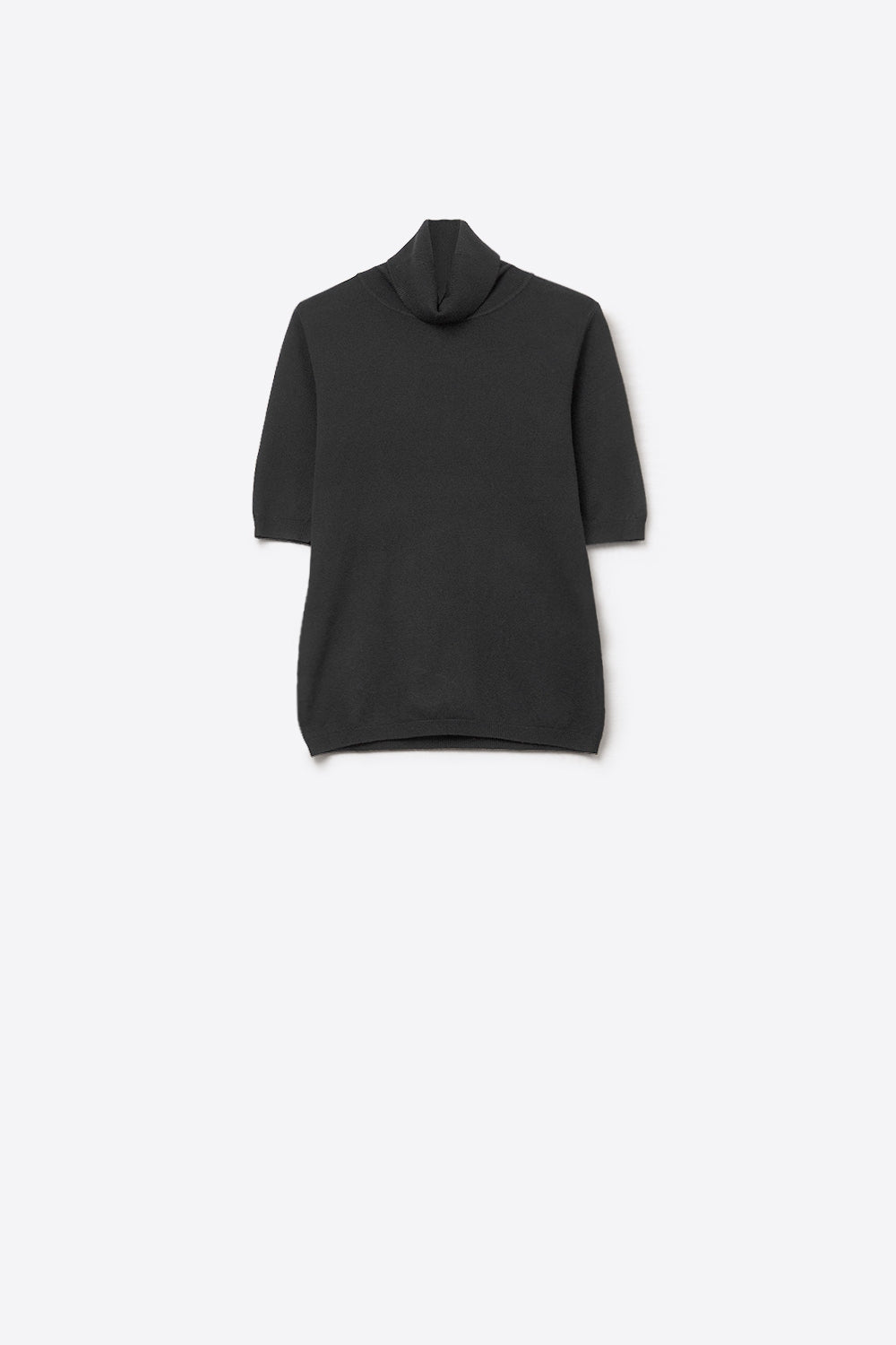 Camisola de malha fina em preto com gola alta e mangas até ao cotovelo