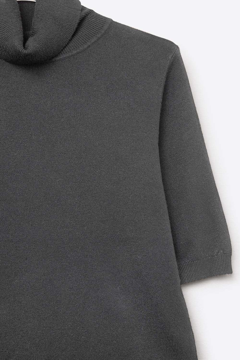 Camisola de malha fina em preto com gola alta e mangas até ao cotovelo