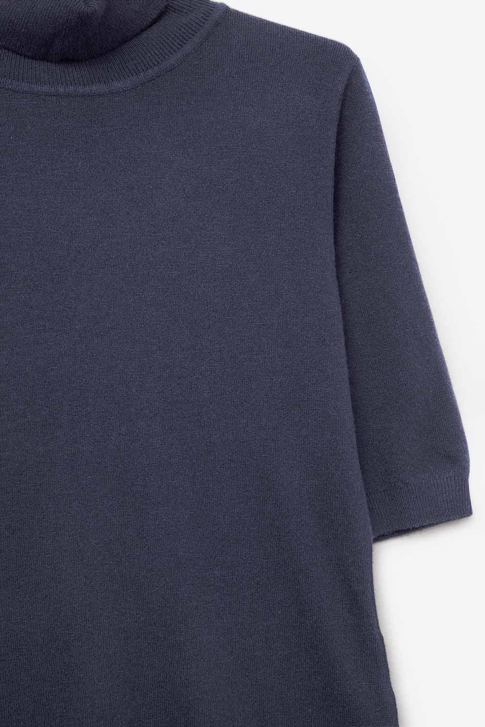 Camisola de malha fina em azul-marinho com gola alta e mangas até ao cotovelo