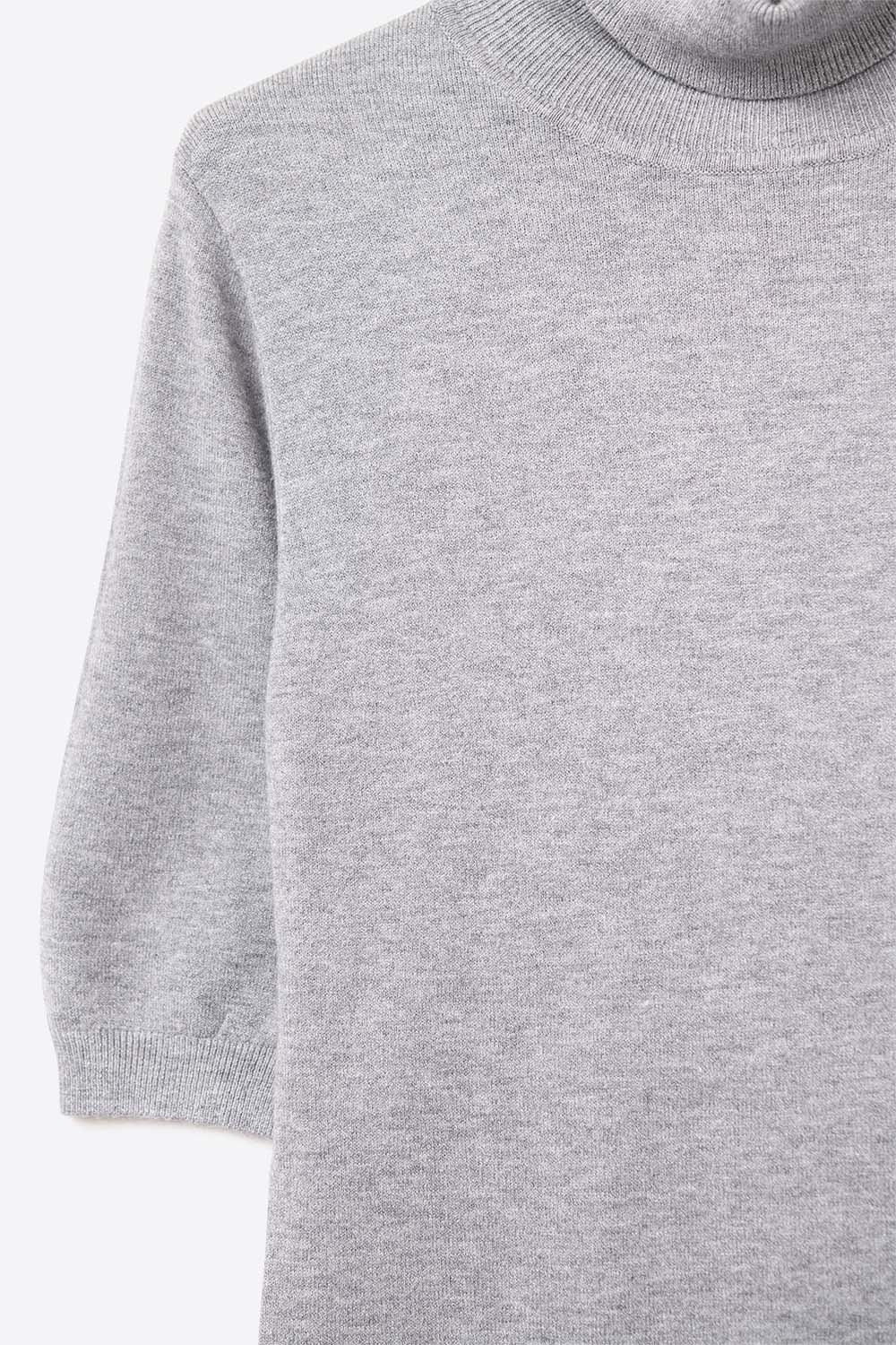 Camisola de malha fina em cinzento com gola alta e mangas até ao cotovelo