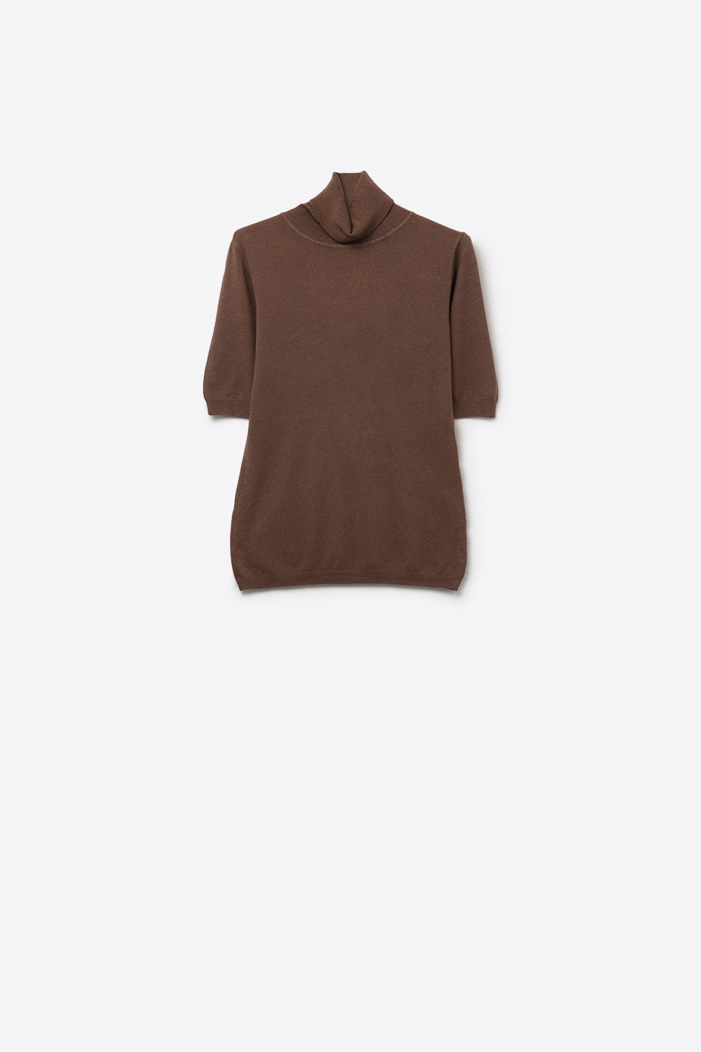 Camisola de malha fina em castanho com gola alta e mangas até ao cotovelo