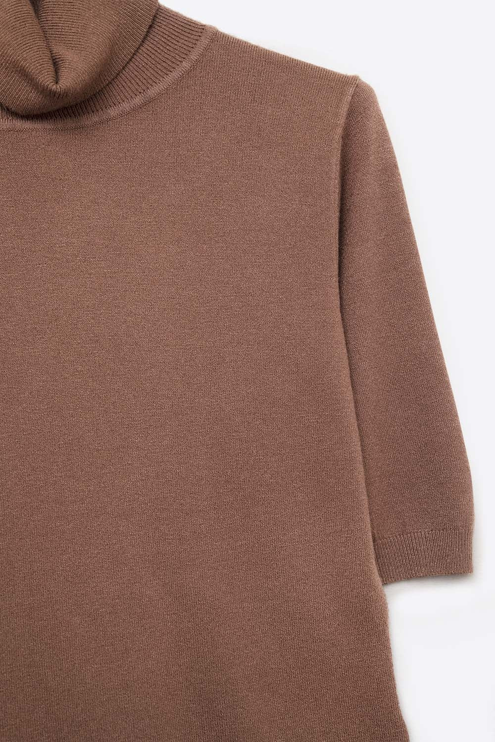 Camisola de malha fina em castanho com gola alta e mangas até ao cotovelo
