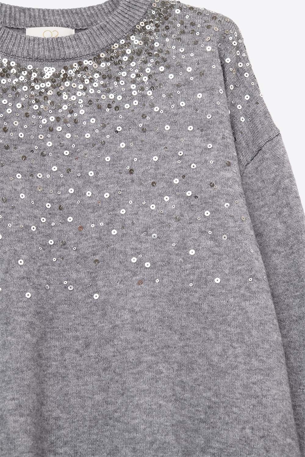 Camisola de malha macia cinzenta decorada com lantejoulas na frente