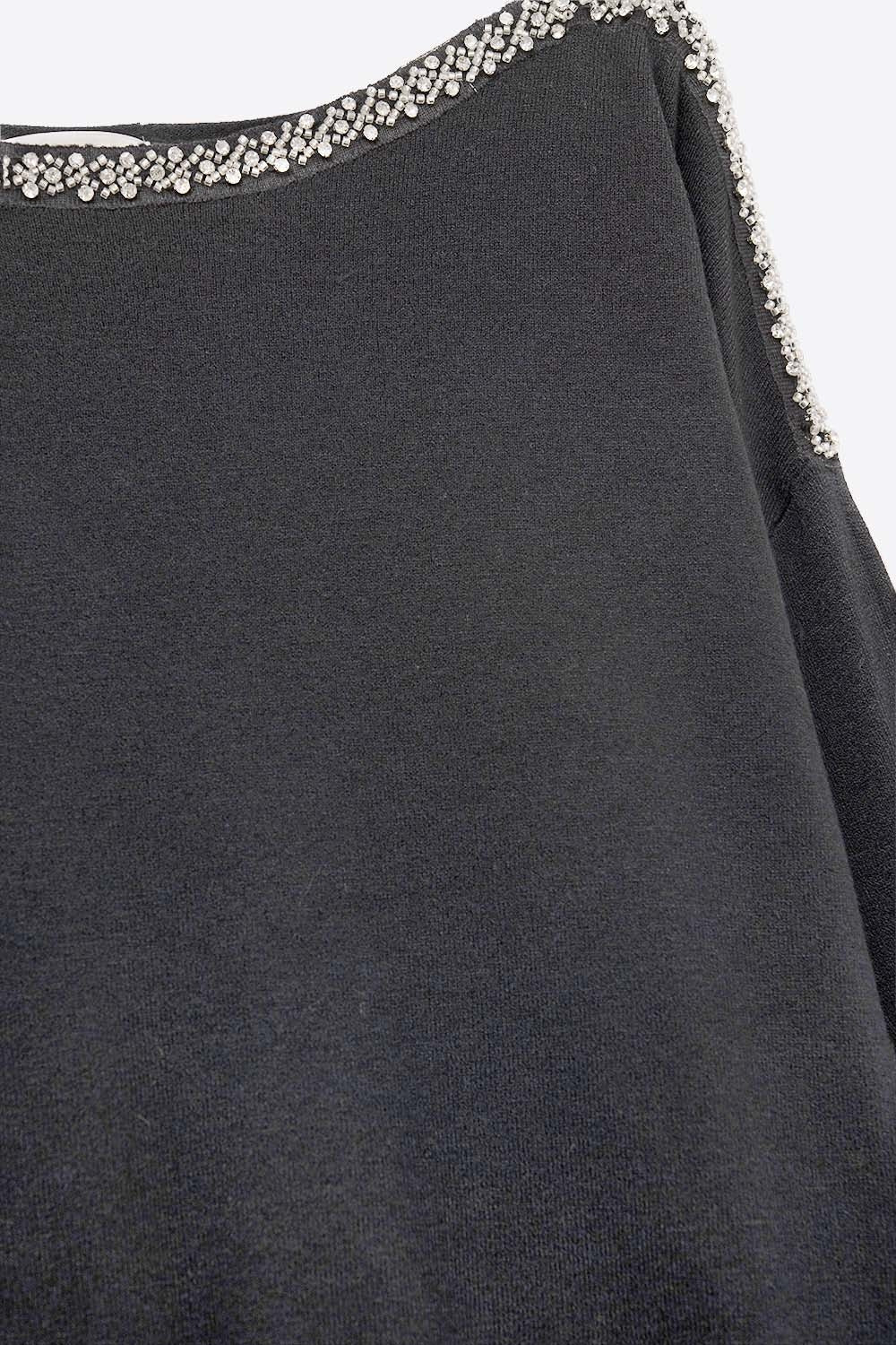 Camisola preta de malha fina com gola redonda e pormenor de strass