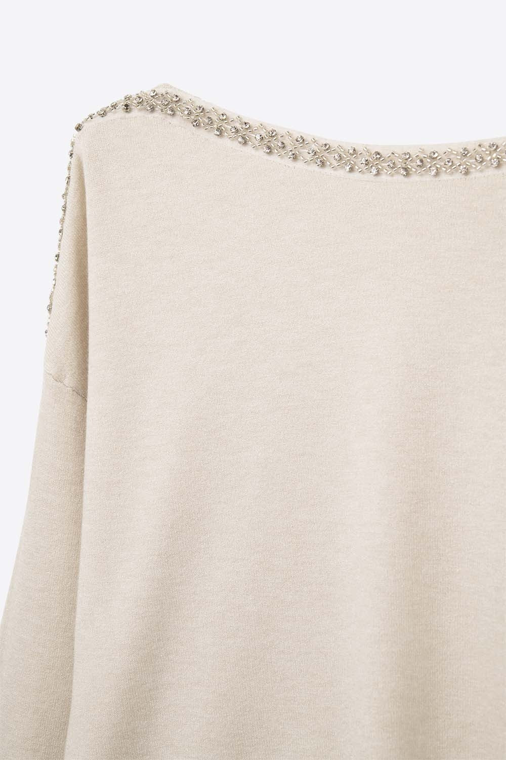 Camisola de malha fina creme com gola em barco e pormenor de strass