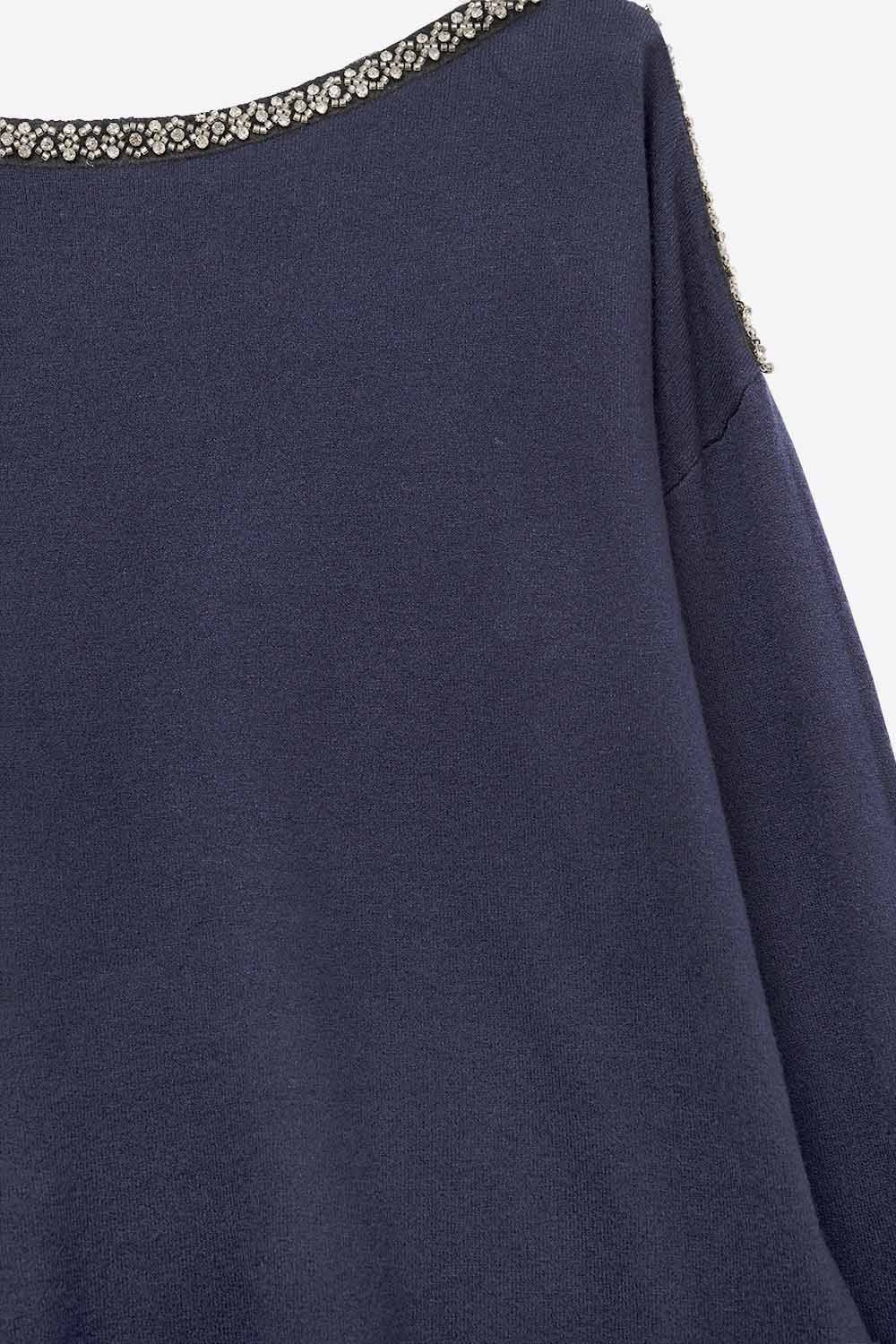 Camisola de malha fina azul-marinho com gola em barco e pormenor de strass